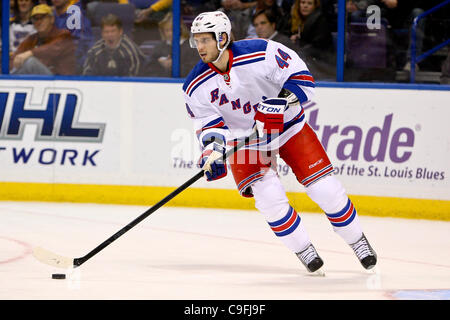 15. Dezember 2011 - Saint Louis, Missouri, USA - New York Rangers Verteidiger Steve Eminger (44) in Aktion während ein NHL-Spiel zwischen den New York Rangers und den St. Louis Blues im Scottrade Center in Saint Louis, Missouri. (Kredit-Bild: © Scott Kane/Southcreek/ZUMAPRESS.com) Stockfoto