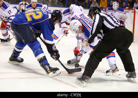 15. Dezember 2011 - Saint Louis, Missouri, USA - St. Louis Blues Center David Backes (42) und New York Rangers Center Erik Christensen (40)-Kampf um den Puck in ein NHL-Spiel zwischen den New York Rangers und den St. Louis Blues im Scottrade Center in Saint Louis, Missouri. (Kredit-Bild: © Scott Stockfoto