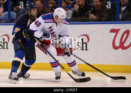 15. Dezember 2011 - Saint Louis, Missouri, USA - St. Louis Blues Center Scott Nichol (12) und New York Rangers Erik Christensen (40) in Aktion während ein NHL-Spiel zwischen den New York Rangers und den St. Louis Blues im Scottrade Center in Saint Louis, Missouri. (Kredit-Bild: © Scott Kane/Süd Stockfoto