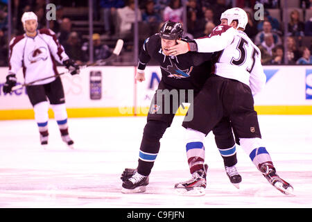 15. Dezember 2011 - schlägt San Jose, Kalifornien, USA - Haie linken Flügel Brad Winchester (10) und Lawine linke Cody McLeod (55) Handel während der NHL-Spiel zwischen den San Jose Sharks und den Colorado Avalanche im HP Pavilion in San Jose, Kalifornien.  Die Teams sind 1: 1 nach der ersten Periode gebunden. (Credit Stockfoto