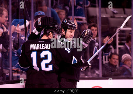 15. Dezember 2011 - San Jose, Kalifornien, USA - Haie leitet Patrick Marleau (12) und Ryane Clowe (29) feiern Clowes erste Periode Ziel während der NHL-Spiel zwischen den San Jose Sharks und den Colorado Avalanche im HP Pavilion in San Jose, Kalifornien.  Die Teams sind 1: 1 nach der ersten Periode gebunden. (Credit Stockfoto