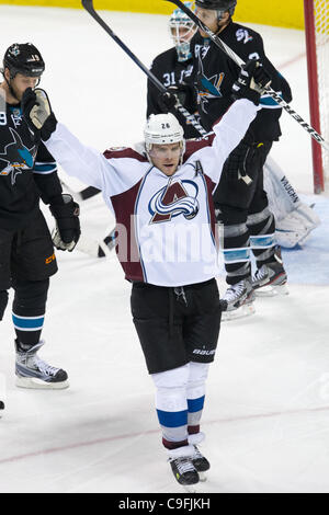 15. Dezember 2011 - San Jose, Kalifornien, US - Lawinen-Zentrum Paul Stastny (26) feiert seine zweite Periode Ziel während der NHL-Spiel zwischen den San Jose Sharks und den Colorado Avalanche im HP Pavilion in San Jose, Kalifornien.  Die Lawine führt 4: 2 nach der zweiten Periode. (Kredit-Bild: © Matt Cohen/So Stockfoto