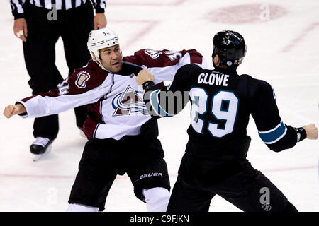 15. Dezember 2011 - schlägt San Jose, Kalifornien, USA - Lawine Linksaußen Daniel Winnik (34) und Haie linke Ryane Clowe (29) Handel während der NHL-Spiel zwischen den San Jose Sharks und den Colorado Avalanche im HP Pavilion in San Jose, Kalifornien.  Die Lawine führt 4: 2 nach der zweiten Periode. (Credit Stockfoto