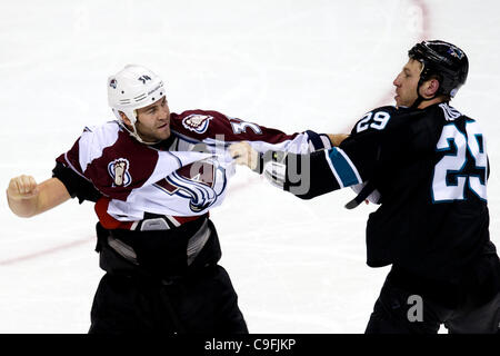 15. Dezember 2011 - schlägt San Jose, Kalifornien, USA - Lawine Linksaußen Daniel Winnik (34) und Haie linke Ryane Clowe (29) Handel während der NHL-Spiel zwischen den San Jose Sharks und den Colorado Avalanche im HP Pavilion in San Jose, Kalifornien.  Die Lawine führt 4: 2 nach der zweiten Periode. (Credit Stockfoto