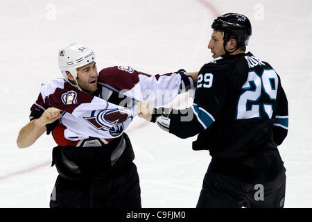 15. Dezember 2011 - schlägt San Jose, Kalifornien, USA - Lawine Linksaußen Daniel Winnik (34) und Haie linke Ryane Clowe (29) Handel während der NHL-Spiel zwischen den San Jose Sharks und den Colorado Avalanche im HP Pavilion in San Jose, Kalifornien.  Die Lawine führt 4: 2 nach der zweiten Periode. (Credit Stockfoto