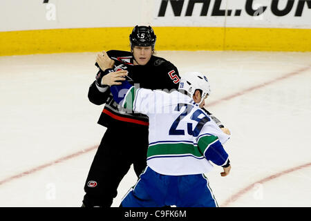 15. Dezember 2011 - Raleigh, North Carolina, USA - Carolina Hurricanes Verteidiger Bryan Allen (5) und die Vancouver Canucks Verteidiger Aaron Rome (29) fallen die Handschuhe während Tonights Spiel. Hurrikane besiegte die Canucks 4-3 bei RBCenter in Raleigh, North Carolina. (Kredit-Bild: © Anthony Barham/Southcreek/ZU Stockfoto