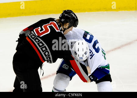 15. Dezember 2011 - Raleigh, North Carolina, USA - Carolina Hurricanes Verteidiger Bryan Allen (5) und die Vancouver Canucks Verteidiger Aaron Rome (29) fallen die Handschuhe während Tonights Spiel. Hurrikane besiegte die Canucks 4-3 bei RBCenter in Raleigh, North Carolina. (Kredit-Bild: © Anthony Barham/Southcreek/ZU Stockfoto