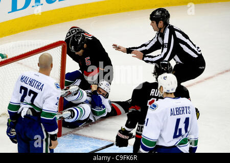 15. Dezember 2011 - Raleigh, North Carolina, USA - Carolina Hurricanes Verteidiger Bryan Allen (5) und die Vancouver Canucks Verteidiger Aaron Rome (29) fallen die Handschuhe während Tonights Spiel. Hurrikane besiegte die Canucks 4-3 bei RBCenter in Raleigh, North Carolina. (Kredit-Bild: © Anthony Barham/Southcreek/ZU Stockfoto