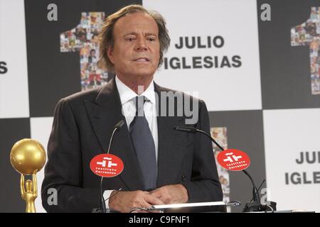 16. Dezember 2011 - Madrid, Spanien - Spanische Sänger Julio Iglesias nach der Auszeichnung für Künstler, der die meisten Datensätze in Spanien verkauft hat und den Latino Artist Award für die meisten Alben in der Welt bei Cervantes Instittute in Madrid verkauft. Er gab bekannt, dass dies seine letzte Vorstellung und öffentlichen Eva Stockfoto