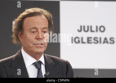 16. Dezember 2011 - Madrid, Spanien - Spanische Sänger Julio Iglesias nach der Auszeichnung für Künstler, der die meisten Datensätze in Spanien verkauft hat und den Latino Artist Award für die meisten Alben in der Welt bei Cervantes Instittute in Madrid verkauft. Er gab bekannt, dass dies seine letzte Vorstellung und öffentlichen Eva Stockfoto