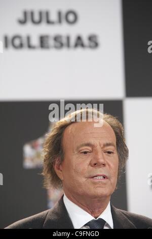 16. Dezember 2011 - Madrid, Spanien - Spanische Sänger Julio Iglesias nach der Auszeichnung für Künstler, der die meisten Datensätze in Spanien verkauft hat und den Latino Artist Award für die meisten Alben in der Welt bei Cervantes Instittute in Madrid verkauft. Er gab bekannt, dass dies seine letzte Vorstellung und öffentlichen Eva Stockfoto