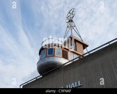 Schiff-Hotel "A Room For London" platziert auf der Queen Elizabeth Concert Hall im Londoner Southbank Centre. Stockfoto