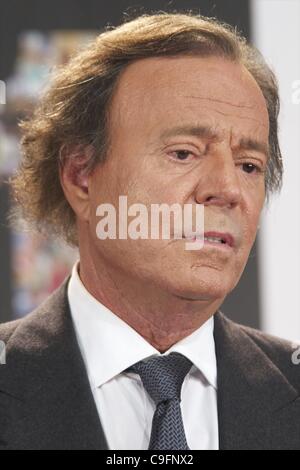 16. Dezember 2011 - Madrid, Spanien - Spanische Sänger Julio Iglesias nach der Auszeichnung für Künstler, der die meisten Datensätze in Spanien verkauft hat und den Latino Artist Award für die meisten Alben in der Welt bei Cervantes Instittute in Madrid verkauft. Er gab bekannt, dass dies seine letzte Vorstellung und öffentlichen Eva Stockfoto