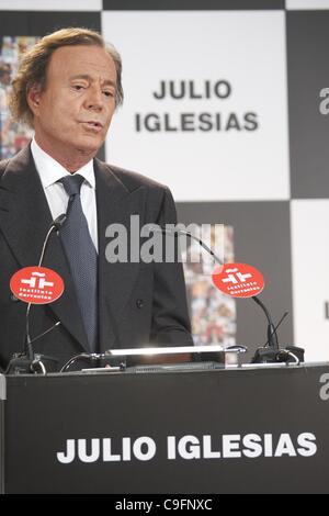 16. Dezember 2011 - Madrid, Spanien - Spanische Sänger Julio Iglesias nach der Auszeichnung für Künstler, der die meisten Datensätze in Spanien verkauft hat und den Latino Artist Award für die meisten Alben in der Welt bei Cervantes Instittute in Madrid verkauft. Er gab bekannt, dass dies seine letzte Vorstellung und öffentlichen Eva Stockfoto