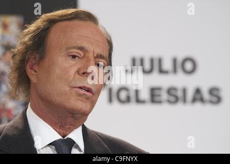 16. Dezember 2011 - Madrid, Spanien - Spanische Sänger Julio Iglesias nach der Auszeichnung für Künstler, der die meisten Datensätze in Spanien verkauft hat und den Latino Artist Award für die meisten Alben in der Welt bei Cervantes Instittute in Madrid verkauft. Er gab bekannt, dass dies seine letzte Vorstellung und öffentlichen Eva Stockfoto