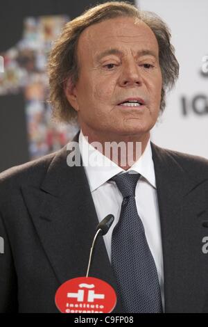 16. Dezember 2011 - Madrid, Spanien - Spanische Sänger Julio Iglesias nach der Auszeichnung für Künstler, der die meisten Datensätze in Spanien verkauft hat und den Latino Artist Award für die meisten Alben in der Welt bei Cervantes Instittute in Madrid verkauft. Er gab bekannt, dass dies seine letzte Vorstellung und öffentlichen Eva Stockfoto