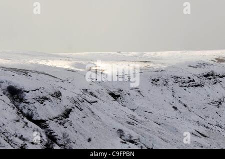 16.12.2011. Ein paar Wanderer machen Spuren im Schnee in der Nähe von Storey Arme in den Brecon Beacons heute als das kalte Wetter traf das Vereinigte Königreich. Stockfoto