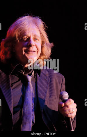 LINCOLN, CA - 15 Dezember: Eddie Money führt in Jingle Bell Rock mit Mickey Thomas im Thunder Valley Casino Resort in Lincoln, Kalifornien am 15. Dezember 2011 Stockfoto