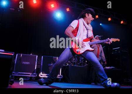 LINCOLN, CA - 15 Dezember: Tommy Girvin führt in Jingle Bell Rock mit Eddie Money und Mickey Thomas im Thunder Valley Casino Resort in Lincoln, Kalifornien auf 15. Dezember 2011 Stockfoto