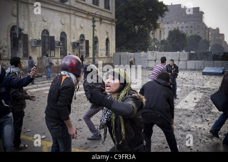 17. Dezember 2011 - Kairo, Ägypten - Demonstranten bekämpfen Militärpolizei für einen zweiten Tag in Midan Tahrir, Innenstadt von Kairo.  Die Zusammenstöße brach aus, als ein kleiner Protest vor das ägyptische Parlament gestern früh angegriffen wurde.  Dadurch baut der ägyptischen Armee eine zweite Wand blo Stockfoto