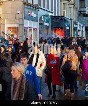 17. Dezember 2011 beschäftigt Princes Street Edinburgh UK am letzten Wochenende vor Weihnachten einkaufen Stockfoto