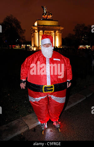 Santa Skate 2011 Hunderte von Roller Blading Menschen verkleidet als Weihnachtsmann skating Runde London weihnachtlichem zu verbreiten und Spaß am 17. Dezember 2011 verkleidet. Stockfoto