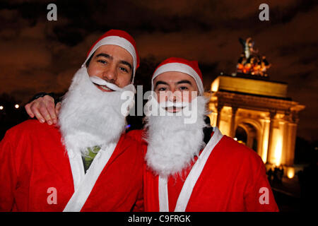 Santa Skate 2011 Hunderte von Roller Blading Menschen verkleidet als Weihnachtsmann skating Runde London weihnachtlichem zu verbreiten und Spaß am 17. Dezember 2011 verkleidet. Stockfoto