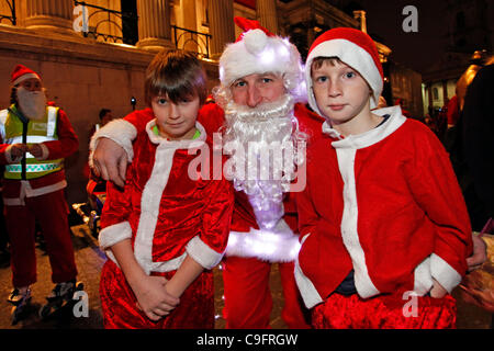 Santa Skate 2011 Hunderte von Roller Blading Menschen verkleidet als Weihnachtsmann skating Runde London weihnachtlichem zu verbreiten und Spaß am 17. Dezember 2011 verkleidet. Stockfoto