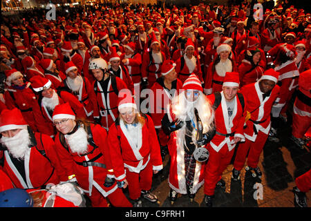 Santa Skate 2011 Hunderte von Roller Blading Menschen verkleidet als Weihnachtsmann skating Runde London weihnachtlichem zu verbreiten und Spaß am 17. Dezember 2011 verkleidet. Stockfoto