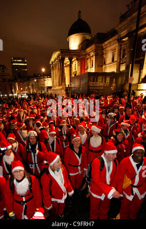 Santa Skate 2011 Hunderte von Roller Blading Menschen verkleidet als Weihnachtsmann skating Runde London weihnachtlichem zu verbreiten und Spaß am 17. Dezember 2011 verkleidet. Stockfoto