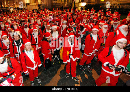 Santa Skate 2011 Hunderte von Roller Blading Menschen verkleidet als Weihnachtsmann skating Runde London weihnachtlichem zu verbreiten und Spaß am 17. Dezember 2011 verkleidet. Stockfoto