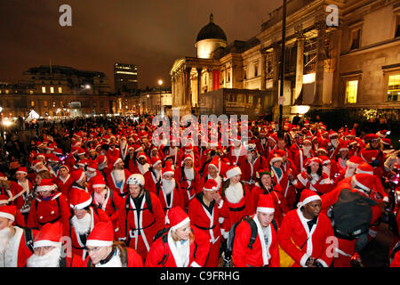 Santa Skate 2011 Hunderte von Roller Blading Menschen verkleidet als Weihnachtsmann skating Runde London weihnachtlichem zu verbreiten und Spaß am 17. Dezember 2011 verkleidet. Stockfoto