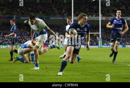 17.12.2011 Aviva Stadion, Dublin, Irland. Ian Madigan (Leinster) wird über die Linie Tor noch einmal zu versuchen für Leinster während des Heineken Cup Spiel zwischen Leinster und Bad. Stockfoto