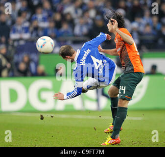 Deutsche Fußball Bundesliga, Saison 2011/2012, 17. Spieltag, 17.12.2011, FC Schalke 04 (S04) vs. Werder Bremen 5:0---Benedikt Höwedes (Höwedes) (FC Schalke 04, links.) gegen Claudio Pizarro (Bremen) Stockfoto