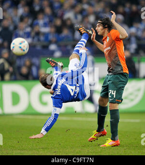 Deutsche Fußball Bundesliga, Saison 2011/2012, 17. Spieltag, 17.12.2011, FC Schalke 04 (S04) vs. Werder Bremen 5:0---Benedikt Höwedes (Höwedes) (FC Schalke 04, links.) gegen Claudio Pizarro (Bremen) Stockfoto