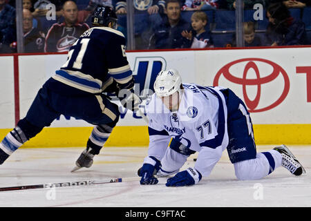 17. Dezember 2011 - rutscht Columbus, Ohio, USA - Tampa Bay Lightning Verteidiger Victor Hedman (77) auf das Eis gehen für den Puck in der ersten Periode des Spiels zwischen den Tampa Bay Lightning und Columbus Blue Jackets in der Nationwide Arena, Columbus, Ohio. (Kredit-Bild: © Scott Stuart/Southcreek/ZUMAPRES Stockfoto