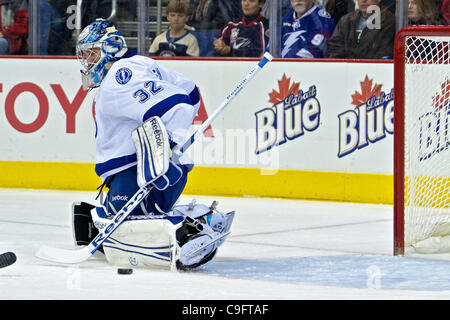 17. Dezember 2011 - Columbus, Ohio, USA - Tampa Bay Lightning Torhüter Mathieu Garon (32) mit einem Kick speichern in der ersten Periode des Spiels zwischen den Tampa Bay Lightning und den Columbus Blue Jackets in der Nationwide Arena, Columbus, Ohio. (Kredit-Bild: © Scott Stuart/Southcreek/ZUMAPRESS.com) Stockfoto