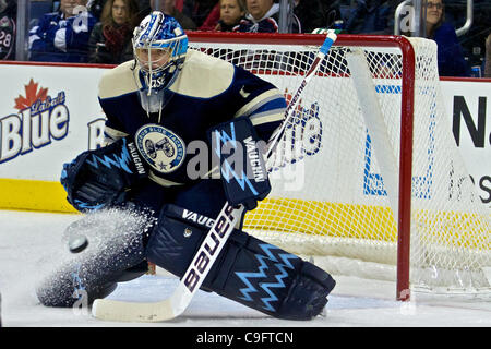 17. Dezember 2011 - Columbus, Ohio, USA - Columbus Blue Jackets Torwart Steve Mason (1) mit einem eingehenden speichern in der zweiten Phase des Spiels zwischen den Tampa Bay Lightning und den Columbus Blue Jackets in der Nationwide Arena, Columbus, Ohio. (Kredit-Bild: © Scott Stuart/Southcreek/ZUMAPRESS.com) Stockfoto