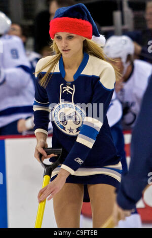 17. Dezember 2011 - Columbus, Ohio, USA - A Columbus Blue Jackets Ice Girl auf dem Eis in der zweiten Phase des Spiels zwischen den Tampa Bay Lightning und den Columbus Blue Jackets in der Nationwide Arena, Columbus, Ohio. (Kredit-Bild: © Scott Stuart/Southcreek/ZUMAPRESS.com) Stockfoto