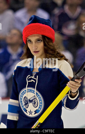 17. Dezember 2011 - Columbus, Ohio, USA - A Columbus Blue Jackets Ice Girl auf dem Eis während der zweiten Periode des Spiels zwischen den Tampa Bay Lightning und den Columbus Blue Jackets in der Nationwide Arena, Columbus, Ohio. (Kredit-Bild: © Scott Stuart/Southcreek/ZUMAPRESS.com) Stockfoto