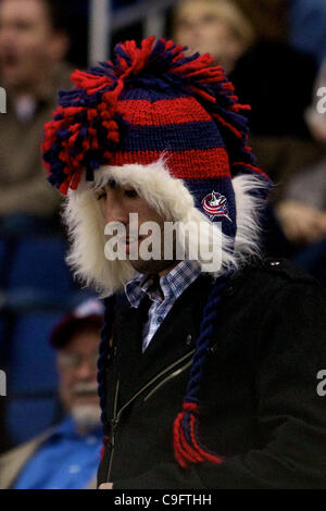 17. Dezember 2011 - hereinkommt Columbus, Ohio, USA - Fan A Columbus Blue Jackets aus der Kälte in der dritten Periode des Spiels zwischen den Tampa Bay Lightning und den Columbus Blue Jackets in der Nationwide Arena, Columbus, Ohio. (Kredit-Bild: © Scott Stuart/Southcreek/ZUMAPRESS.com) Stockfoto