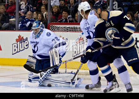 17. Dezember 2011 - Columbus, Ohio, USA - Tampa Bay Lightning Torhüter Mathieu Garon (32) beim Speichern in der dritten Periode des Spiels zwischen den Tampa Bay Lightning und den Columbus Blue Jackets in der Nationwide Arena, Columbus, Ohio. (Kredit-Bild: © Scott Stuart/Southcreek/ZUMAPRESS.com) Stockfoto