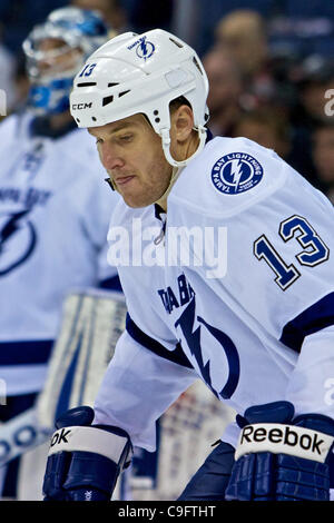 17. Dezember 2011 - Columbus, Ohio, USA - Tampa Bay Lightning Verteidiger Pavel Kubina (13) während der dritten Periode des Spiels zwischen den Tampa Bay Lightning und den Columbus Blue Jackets in der Nationwide Arena, Columbus, Ohio. (Kredit-Bild: © Scott Stuart/Southcreek/ZUMAPRESS.com) Stockfoto