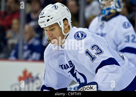 17. Dezember 2011 - Columbus, Ohio, USA - Tampa Bay Lightning Verteidiger Pavel Kubina (13) während der dritten Periode des Spiels zwischen den Tampa Bay Lightning und den Columbus Blue Jackets in der Nationwide Arena, Columbus, Ohio. (Kredit-Bild: © Scott Stuart/Southcreek/ZUMAPRESS.com) Stockfoto