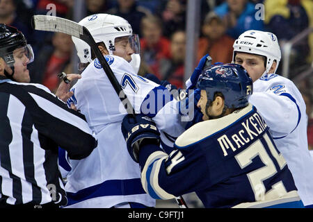 17. Dezember 2011 - Columbus, Ohio, USA - Tampa Bay Lightning Verteidiger erhalten Victor Hedman (77) und Columbus Blue Jackets Center Derek MacKenzie (24) in eine Auseinandersetzung in der Nähe von das Netz in der dritten Periode des Spiels zwischen den Tampa Bay Lightning und den Columbus Blue Jackets in der Nationwide Arena, Columbus, Stockfoto