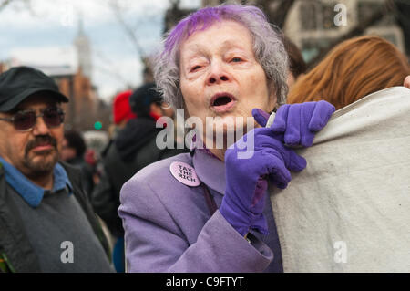 New York, NY - 17. Dezember 2011 84-jähriger Frances Goldin, ein Literaturagent und Mitglied des Ausschusses für Cooper Square hält das Banner während einer Occupy Wall Street Rallye in Duarte Quadrat © Stacy Walsh Rosenstock/Alamy Stockfoto