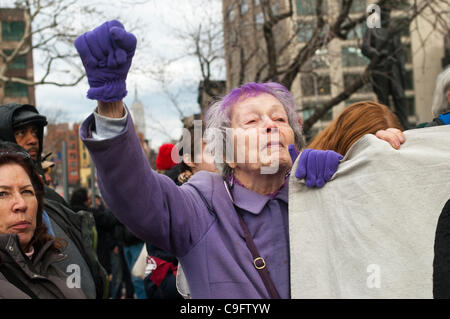 New York, NY - 17. Dezember 2011 84-jähriger Frances Goldin, ein Literaturagent und Mitglied des Ausschusses für Cooper Square wirft ihre Faust während einer Occupy Wall Street Rallye in Duarte Square Stockfoto