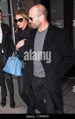 Rosie Huntington-Whiteley, Jason Statham, ihrem Hotel Tribeca weglassen und über Promi-Schnappschüsse - SAß, New York, NY 17. Dezember 2011. Foto von: Ray Tamarra/Everett Collection Stockfoto