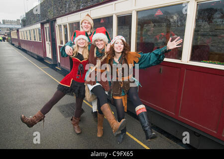 Der Weihnachtsmann und seine Elfen unterhalten und Geschenke für Kinder an Bord der Welsh Highland Railway in Snowdonia North Wales.on 17 Dezember 2011 Stockfoto