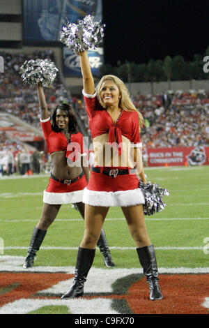 17. Dezember 2011 - Tampa, Florida, USA - Dallas Cowboys Cheerleader durchführen während eines NFL-Football-Spiel zwischen den Dallas Cowboys und die Tampa Bay Buccaneers. Dallas besiegt Tampa 31-15. (Kredit-Bild: © Don Montague/Southcreek/ZUMAPRESS.com) Stockfoto